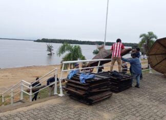 Isla del Puerto: Desarmaron y retiraron las sombrillas del sector de la playa