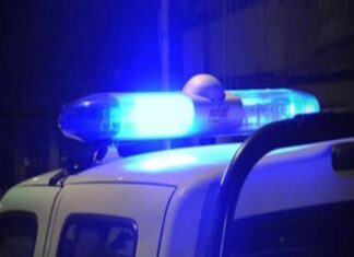 Sorprendieron a un adolescente mientras robaba en un auto