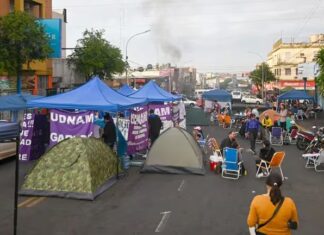 Escala el conflicto en Misiones: policías, docentes y trabajadores de salud tomaron un edificio