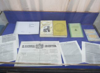 Abre la muestra de libros y diarios por el Día del Periodista