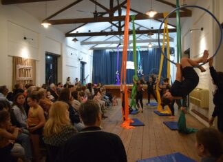 Se presentó el show de acrobacias y danzas en el Marga
