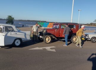 Adultos mayores pasearon por Concepción del Uruguay en autos antiguos