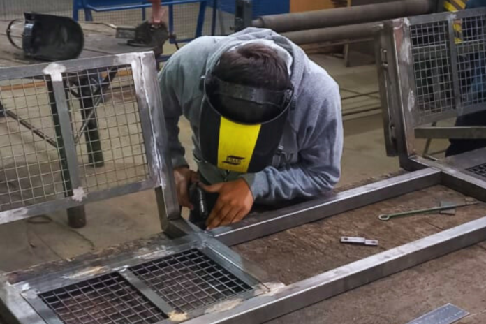 alumnos de la técnica 1 elaboran bancos accesibles1