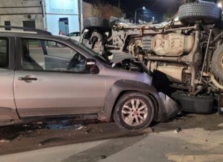 Un conductor resultó herido durante un choque entre dos camionetas