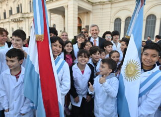 El Gobernador encabezó el acto por el Día de la Bandera de Entre Ríos