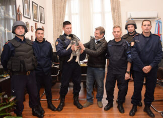 Roncaglia entregó un can a Bomberos Zapadores de la Policía