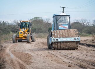 Trabajan en la mejora de caminos rurales en cada departamento