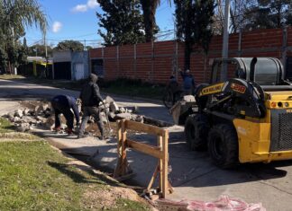 Con intensas tareas de bacheo y reparación de calles de tierra, continúa el Plan de Obras