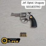 Arma de fuego incautada y pareja arrestada tras enfrentamiento con la policía