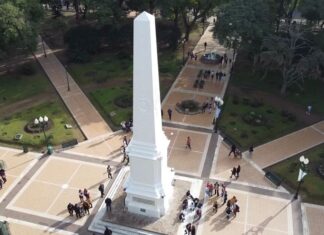 La pirámide de la Plaza de amarillo en adhesión a la Semana de las Hepatitis Virales