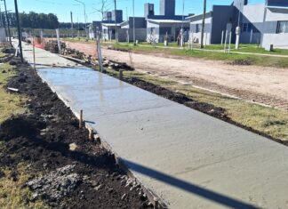 Ejecutan el hormigonado de las veredas en parques de barrios de Caseros