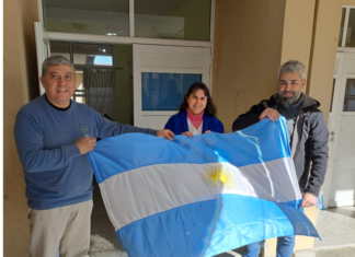 La Peña de Boca donó una bandera a escuela uruguayense