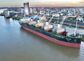 Un buque de exportación y una barcaza con combustible operan en el puerto de Concepción