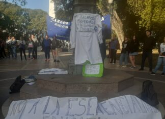 Docentes se congregaron para expresar su oposición al proyecto de esencialidad educativa