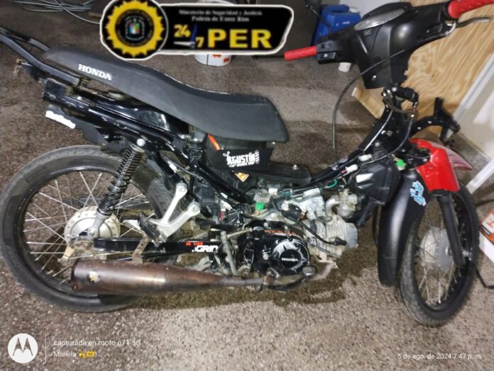 7 Motociclista detenido tras incidente vial en la puerta de una casa donde había un allanamiento