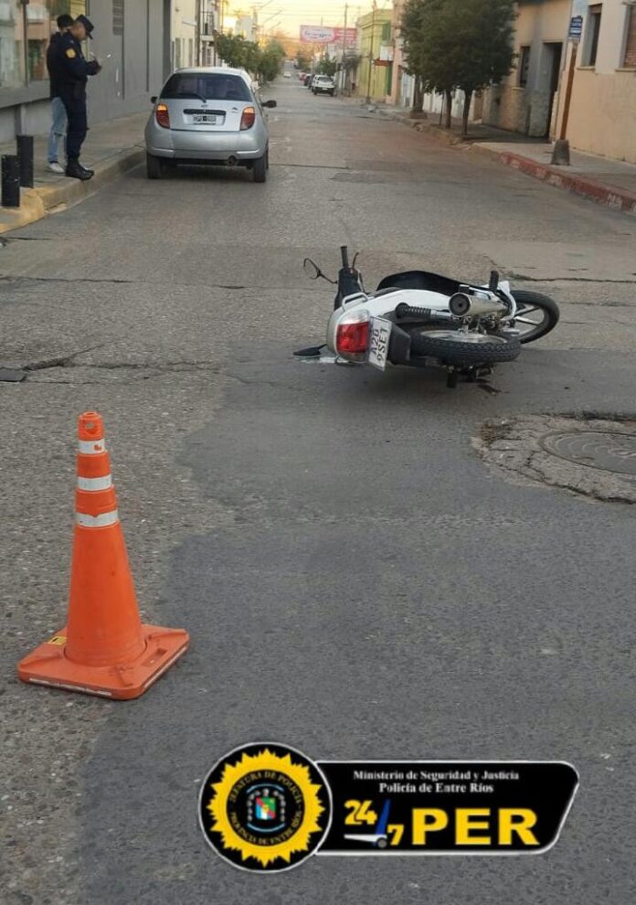 7 motociclista herida tras incidente vial con un auto