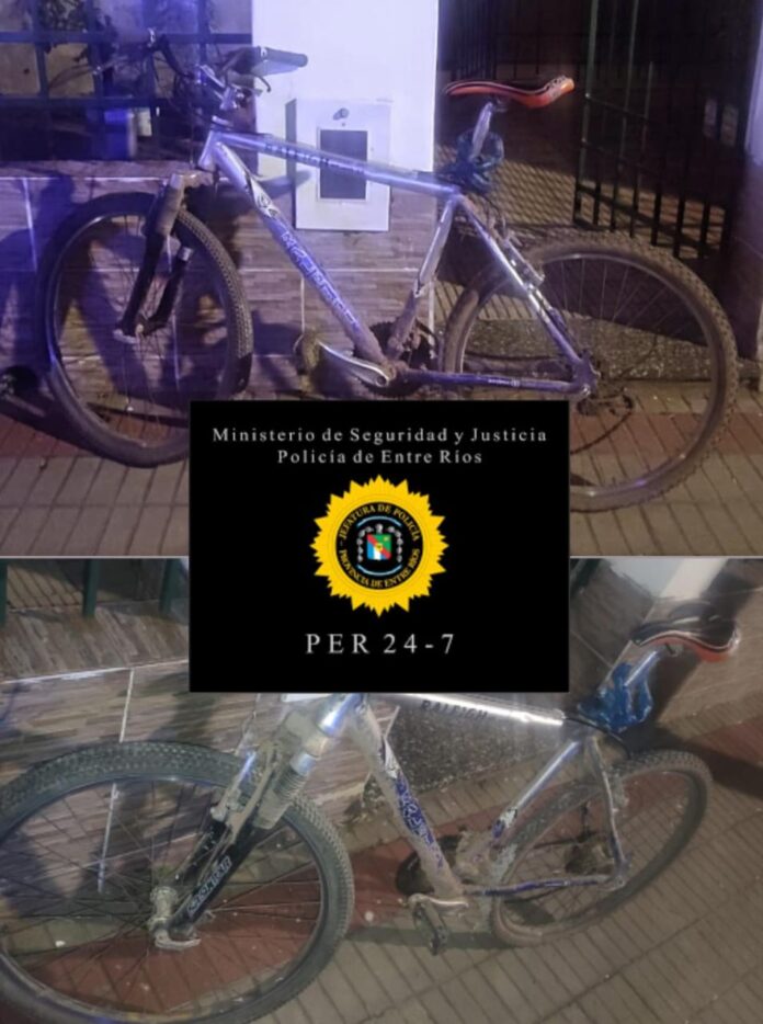 La policía encontró una bicicleta abandonada en la vía pública