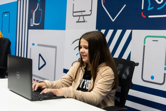 modernización - inscriben a chicas para programa de capacitación1