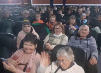 Los adultos mayores disfrutaron de una nueva función de cine
