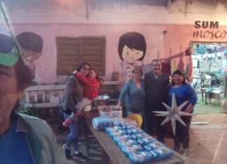 Distribución de raciones alimentarias en el barrio Mosconi