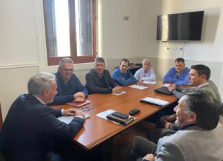 Oscar Francou, junto a los intendentes del Departamento, en la audiencia con el ministro de Planeamiento, Darío Schneider