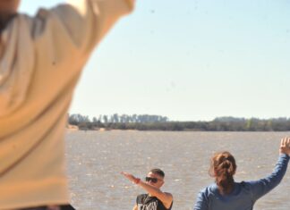 Prácticas de yoga en la playa, una propuesta innovadora en Concepción del Uruguay