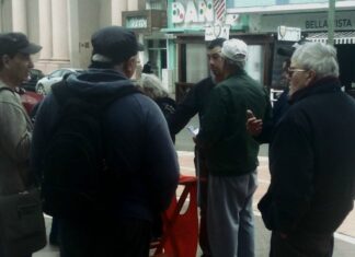 Jubilados se congregaron en la plaza Ramírez en rechazo al veto de Javier Milei