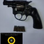 Durante un allanamiento, encontraron un arma de fuego en la mochila de un menor