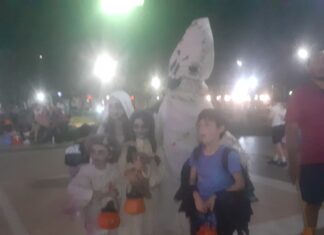 Fiesta de disfraces en la Plaza por La Noche de Brujas