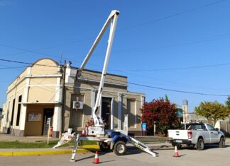 Colocan luminarias en edificios públicos