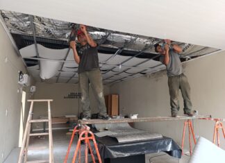 Comenzaron a ejecutarse las mejoras en el cielorraso y el techo de la Municipalidad de Caseros