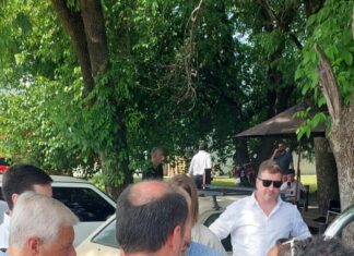 A pesar de haber suspendido su visita al Municipio, Agmer Uruguay entregó un petitorio y la Constitución entrerriana al Gobernador