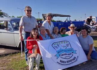 Agasajaron a las madres con paseos en autos antiguos