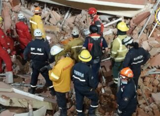 Desde Bomberos de Concepción del Uruguay pusieron de relieve la denodada labor de los rescatistas para dar con las personas atrapadas entre los escombros