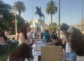 El grupo Amigos en Acción celebró en plaza San Martín su primer año de labor solidaria