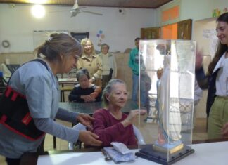 La imagen peregrina de María visitó a los abuelos y empleados de la Residencia Nuestra Señora del Huerto