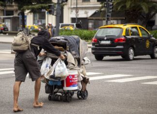Postales de la realidad: Contigo hambre y cartón II