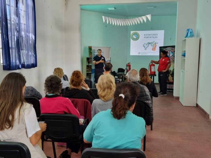 adultos mayores - uso del matafuegos2