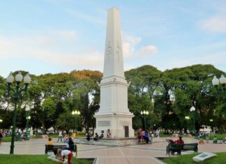 Arquitectura: Efectúan el recorrido guiado por el casco urbano