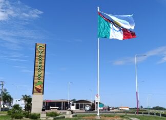 La bandera de Caseros ya se luce en el acceso sobre la ruta 39