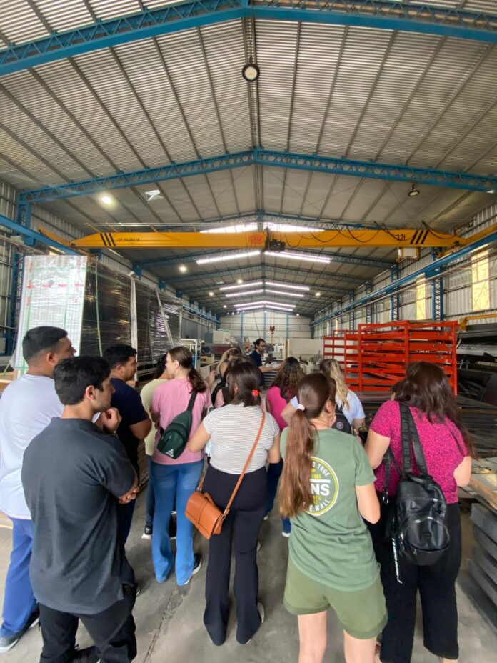 Visita estudiantes a industrias