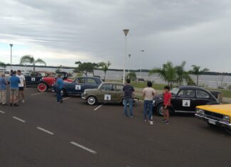 Autos y motos clásicos y antiguos brindaron un hermoso espectáculo