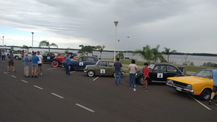 autos clásicos y antiguos - presencia en la isla del puerto1