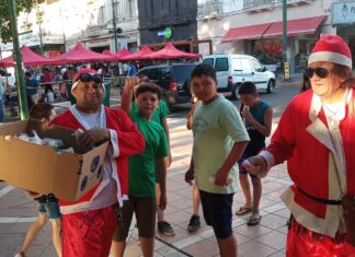 Papá Noel repartió dulces entre los niños de más de 50 barrios