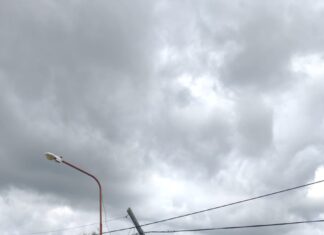 Temporal: Hubo un poste de madera quebrado