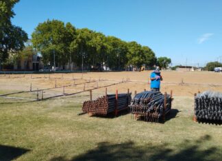 Fiesta de la Playa: Empezó a armarse el escenario, uno de los más grandes del país, en el Predio Multieventos