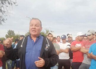 Sindicatos y trabajadores reclaman solución al conflicto de despidos en planta avícola