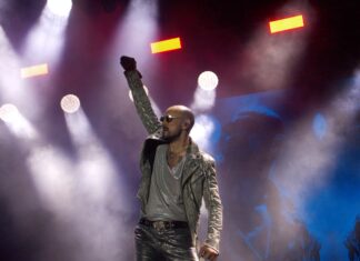 Abel Pintos cerró una mágica noche en la Fiesta de la Playa