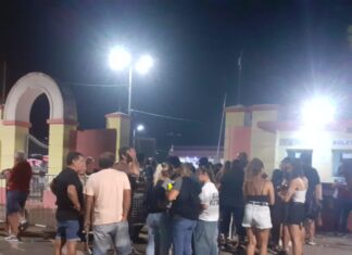 Desde las 18:40 fue incesante el ingreso de personas al Multieventos