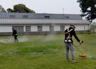 Con corte de pasto se continúa con los trabajos en las escuelas